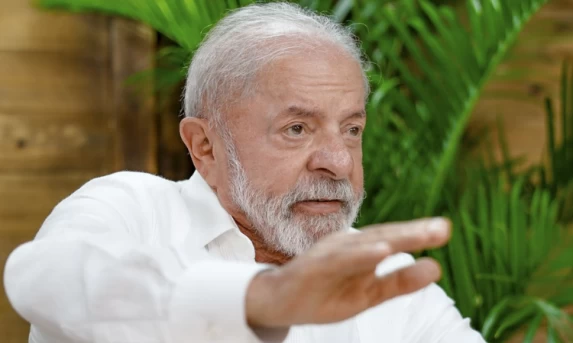 Lula anuncia anulação de leilão de gás da Petrobras e medidas para conter preço do diesel