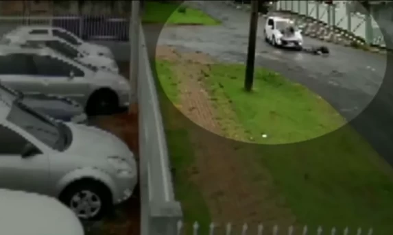 Mãe e filha ficam feridas em acidente entre bicicleta elétrica e carro em Cascavel