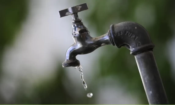 Mais de 2 bilhões de pessoas permanecem sem acesso seguro à água potável