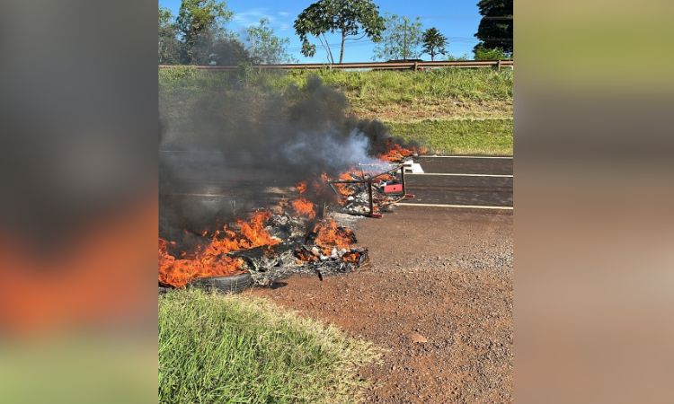 Manifestação interdita parcialmente a BR no bairro Pedreira, em Medianeira