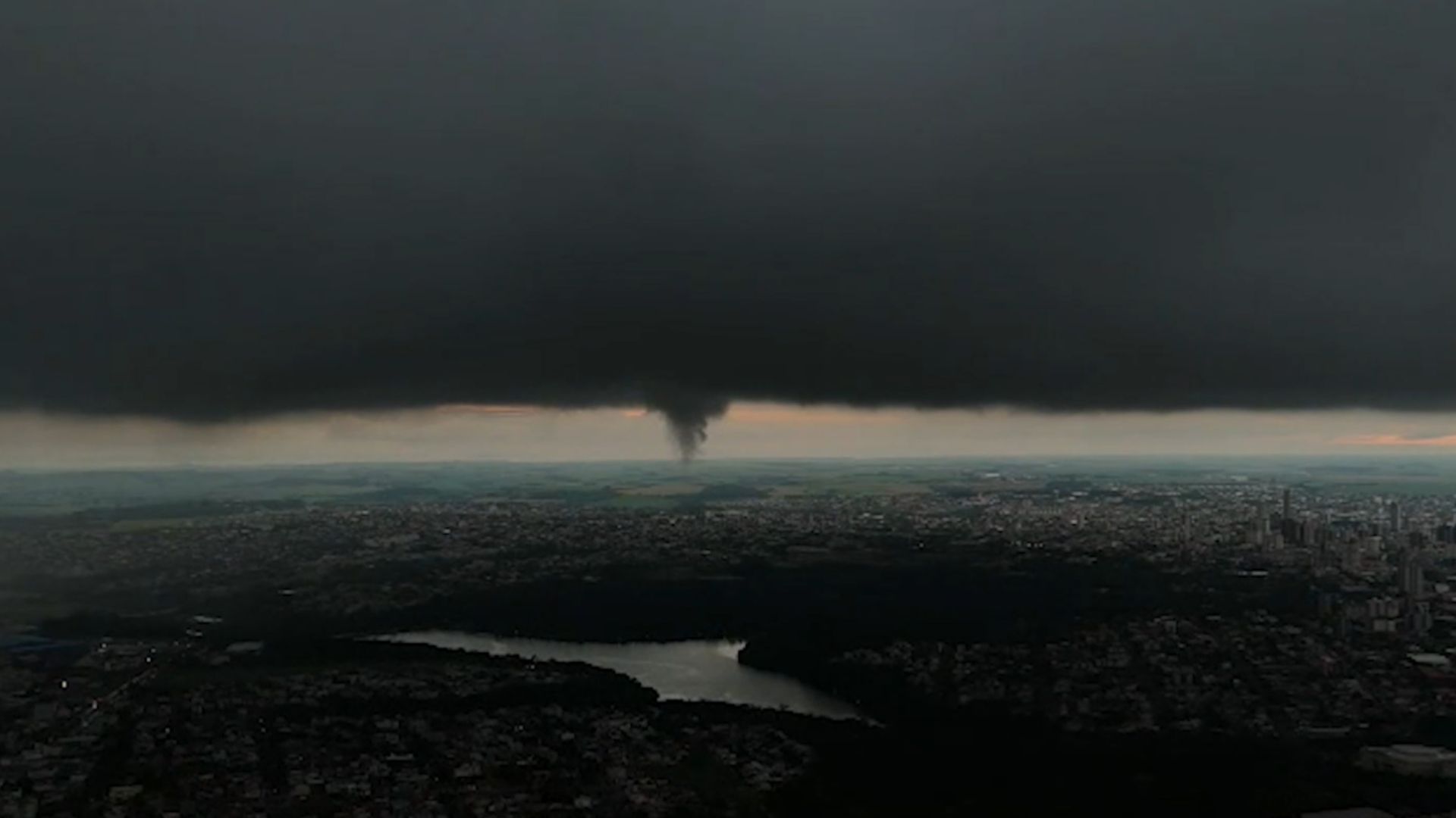 Morador registra formação de nuvem-funil no Lago Municipal de Cascavel
