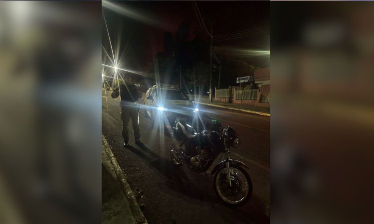 Motocicleta com escapamento adulterado e condutor sem CNH são flagrados pela PM em Quedas do Iguaçu