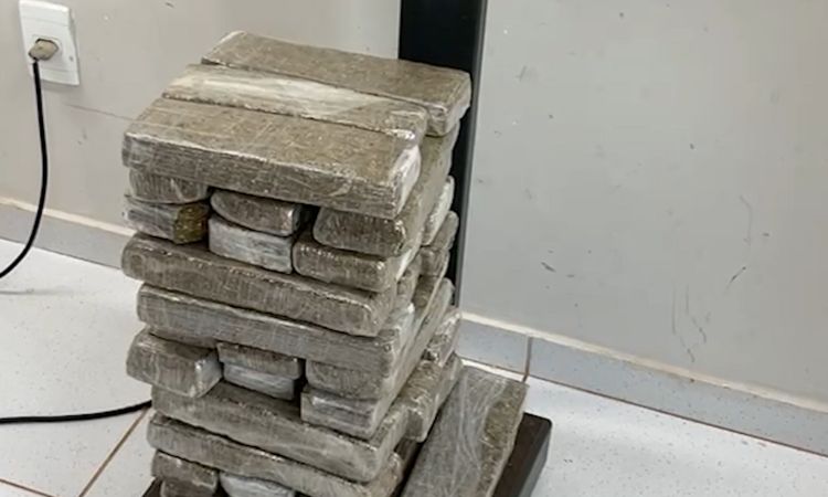 MULHER É PRESA NA BR-277 COM MAIS DE 80 KG DE DROGAS ESCONDIDOS EM FUNDO FALSO