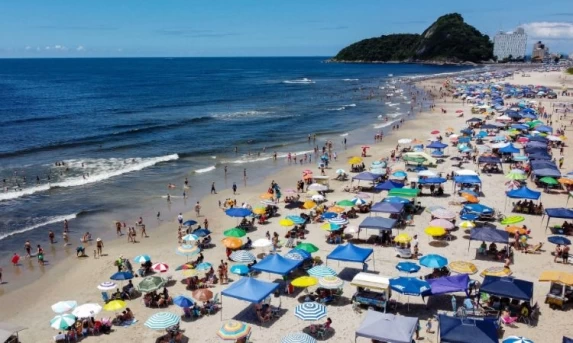 NATAL COM CHUVA? VERÃO COMEÇA COM CALOR ESCALDANTE, MAS FRENTE FRIA MUDA O TEMPO NO FERIADO