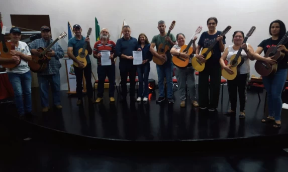 Orquestra de Viola Caipira Guarani recebe doação de instrumentos