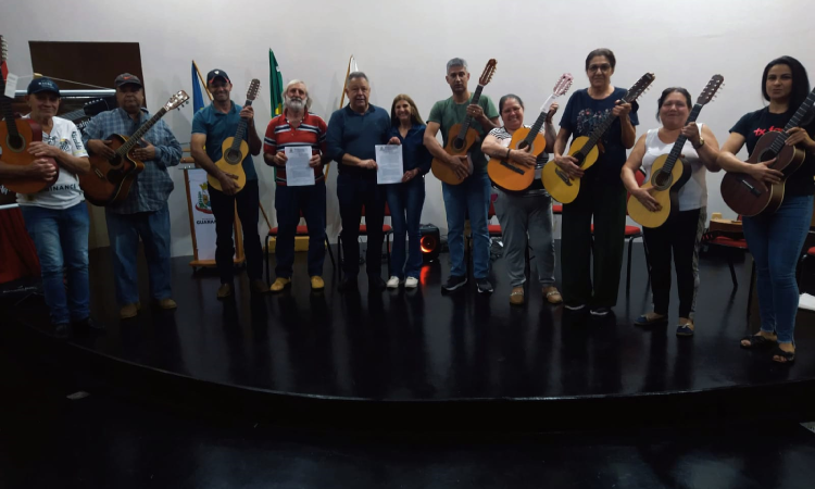 Orquestra de Viola Caipira Guarani recebe doação de instrumentos