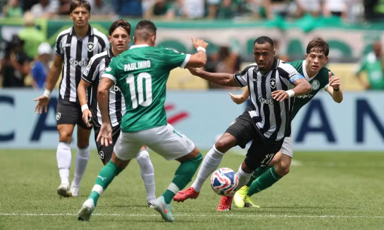 Palmeiras vence o Botafogo no Rio e cola no Flamengo na liderança do Brasileirão