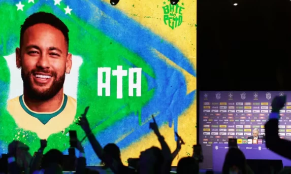 Panini anuncia pacote de atualização do álbum da Copa após convocação de Ancelotti