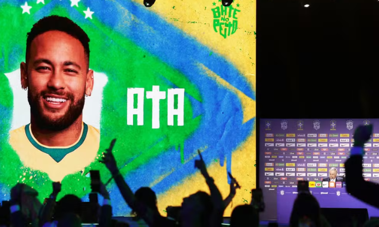 Panini anuncia pacote de atualização do álbum da Copa após convocação de Ancelotti