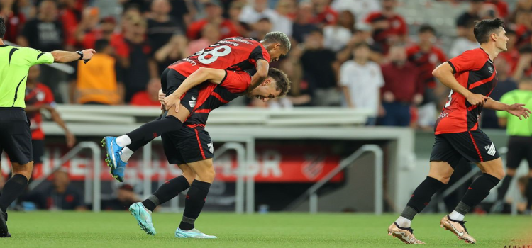 PARANAENSE: Athletico goleia Azuriz para ampliar vantagem na liderança.