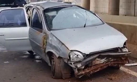 Perseguição Policial a Carro Furtado Termina em Tragédia no Trevo Cataratas; Um Ocupante Morre e Outro Fica Gravemente Ferido