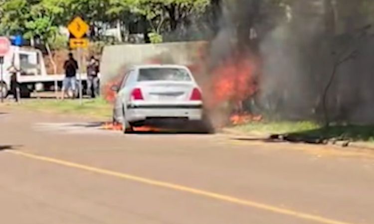 Peugeot 307 pega fogo em frente ao Detran de Cascavel