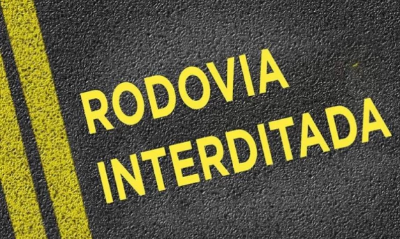 Pista temporariamente interditada na BR-277 Km 493, em Nova Laranjeiras