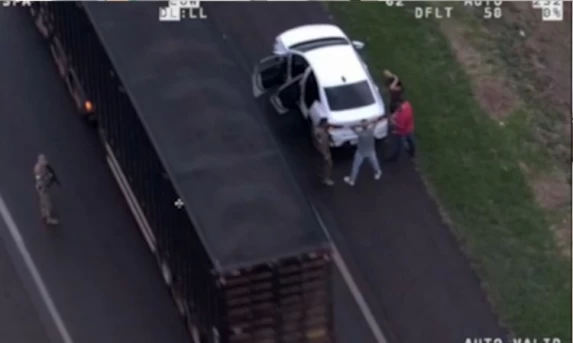 PM apreende veículo com 280 pacotes de cigarros contrabandeados em Cascavel