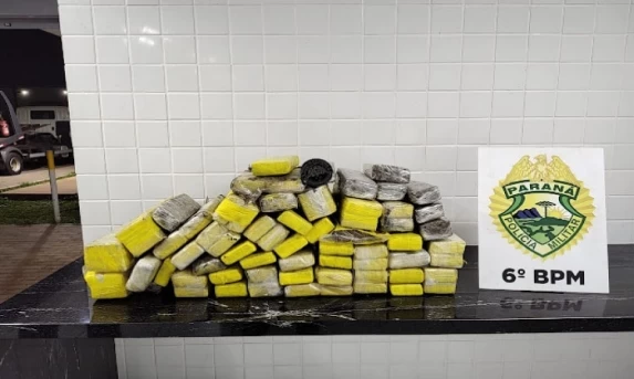 POLICIAL: Mulher é detida em posse de caminhonete furtada e 52 quilos de maconha.