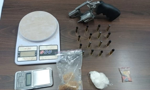 Policial: PCPR prende foragido de 29 anos com arsenal e drogas no bairro Interlagos; adolescente de 17 anos estava no local