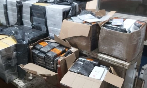 Policial: PRF apreende 500 celulares, medicamentos e pistola com numeração raspada na BR-277