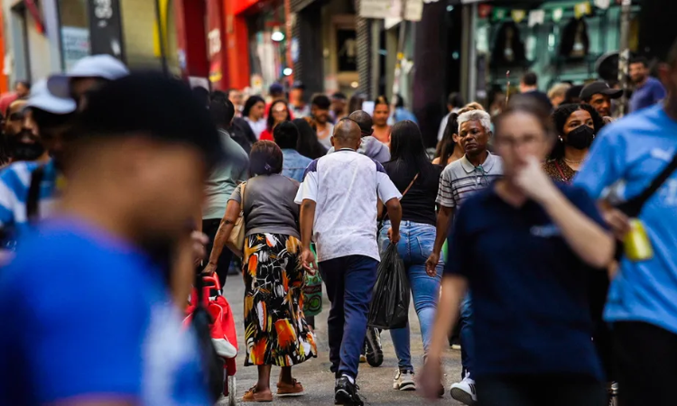 População brasileira chega a 213,4 milhões em julho de 2025, estima o IBGE