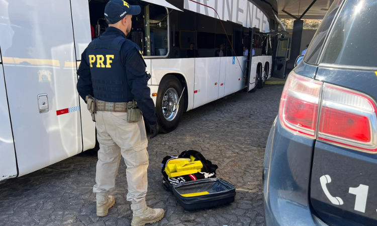 PRF apreende 20 quilos de maconha em ônibus na BR-277, em Guarapuava (PR)