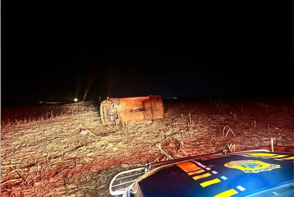 PRF apreende 96 kg de maconha após perseguição e capotamento na BR-277; veja vídeo da ação