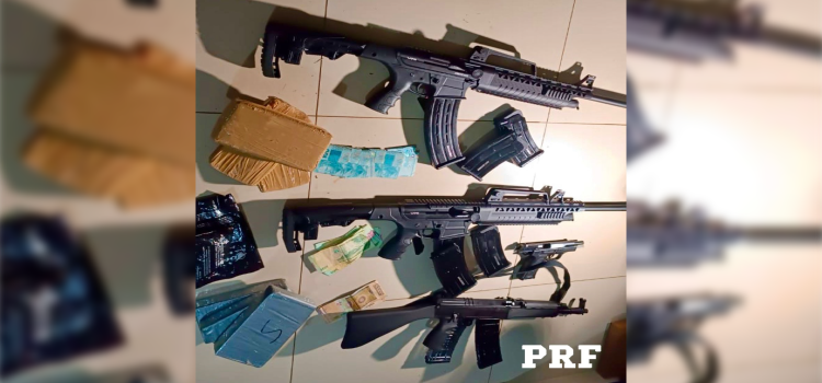 PRF apreende armas, cocaína e dinheiro em veículo do Paraguai.