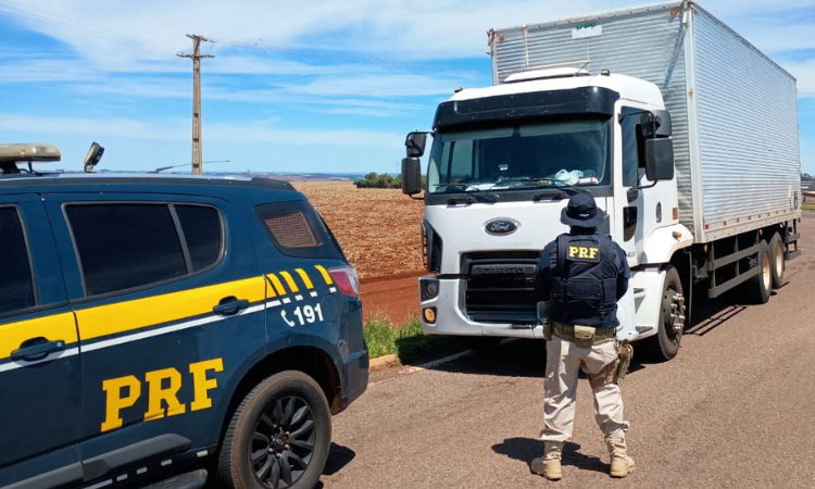 PRF apreende caminhão com drogas, armas e bloqueador de sinal em Ubiratã (PR)