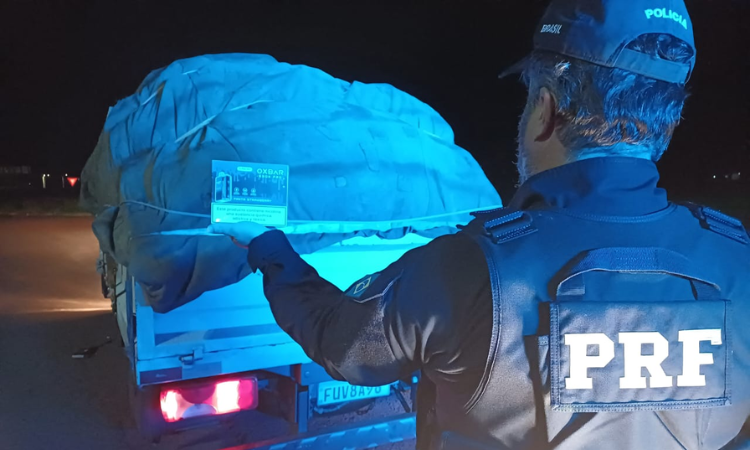 PRF apreende carga de cigarros em Juranda (PR)