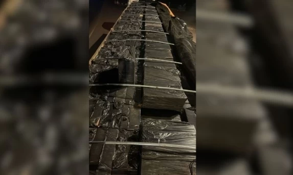 PRF apreende cerca de 450 mil maços de cigarros em caminhão na BR-277, em Céu Azul