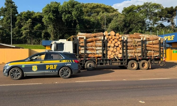 PRF flagra caminhão com 15 toneladas de excesso de carga e motorista reincidente na BR-277