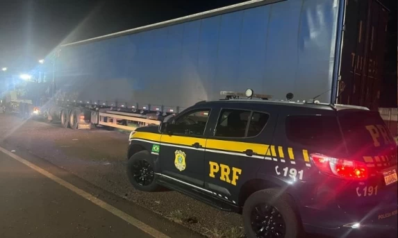 PRF flagra caminhão com condutor embriagado após denúncia de usuário na BR-277