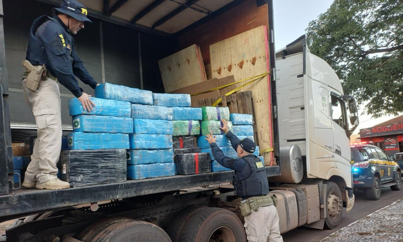 PRF intercepta quase duas toneladas de maconha em carreta e prende motorista sob efeito de 