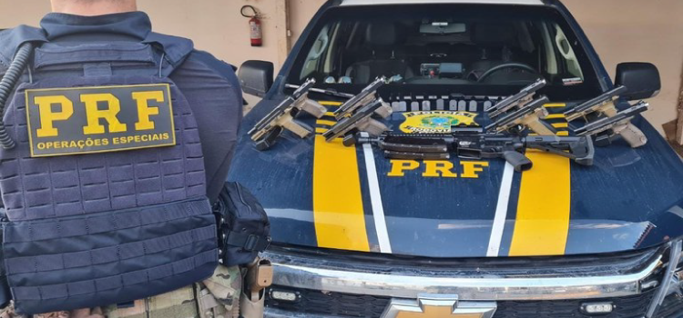 PRF prende três pessoas transportando fuzil e pistolas no Paraná.