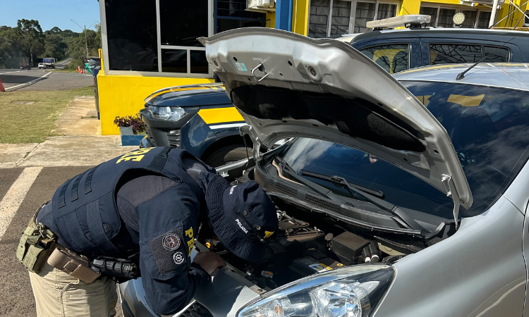 PRF recupera veículo roubado e adulterado durante abordagem na BR-277 em Guarapuava