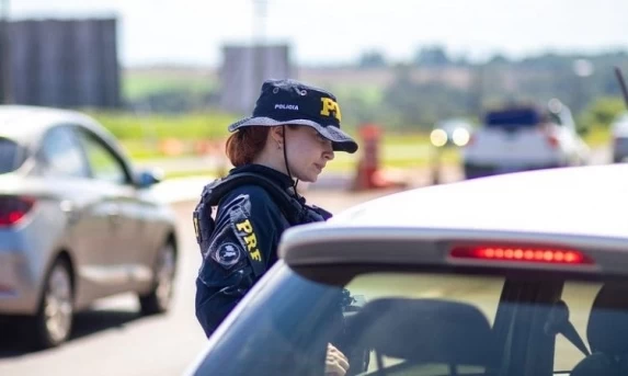 PRF reforça fiscalização nas rodovias federais do Paraná durante feriado de Nossa Senhora Aparecida