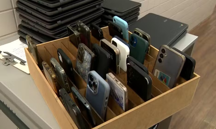 Proibição de celulares nas escolas melhora desempenho, sociabilidade e atenção dos alunos