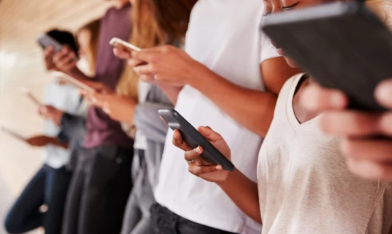 Proteção Digital: Nova Classificação Indicativa de Aplicativos Prioriza Riscos de Interatividade, Alerta Especialista