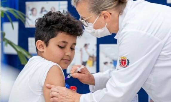 PROTEÇÃO REFORÇADA: GOVERNO DO PARANÁ INTENSIFICA VACINAÇÃO EM ESCOLAS PÚBLICAS E PRIVADAS
