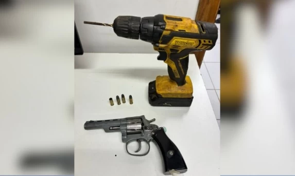REAÇÃO E PRISÃO: VÍTIMA DESARMA E IMOBILIZA HOMEM APÓS AMEAÇA COM REVÓLVER EM GUARANIAÇU