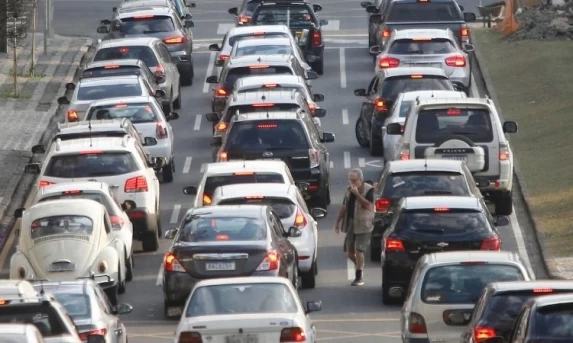 Redução do IPVA para 1,9% faz emplacamentos saltarem 24,7% no Paraná no início de 2026