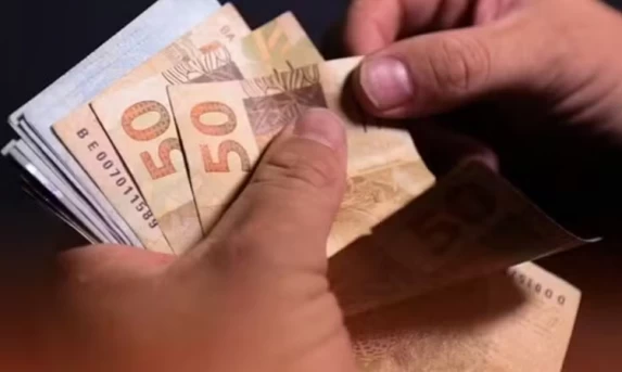 Renda média dos brasileiros atinge recorde histórico de R$ 3.367 em 2025, aponta IBGE