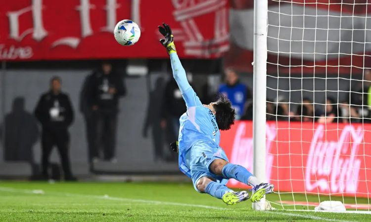Rossi brilha nos pênaltis e Flamengo avança para a semifinal da Libertadores