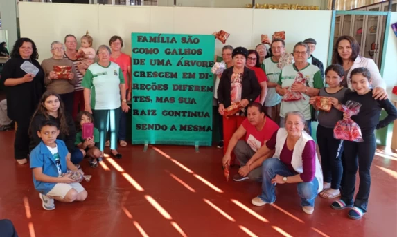Semana da Família reúne crianças e idosos em atividades no Centro Múltiplo