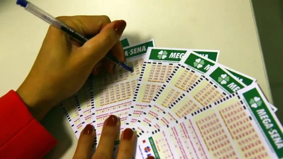 SORTE ACUMULADA: NINGUÉM ACERTA AS SEIS DEZENAS E MEGA-SENA VAI PAGAR R$ 13,5 MILHÕES NO PRÓXIMO SORTEIO