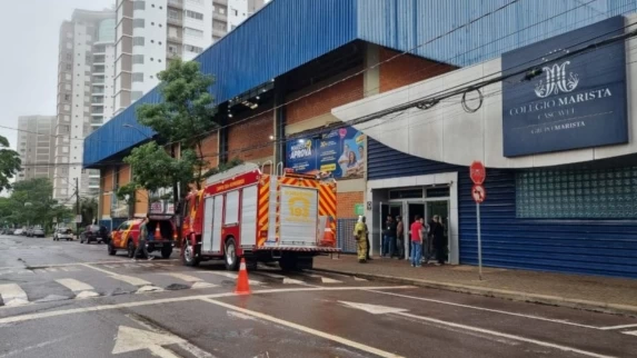 SUSTO EM ESCOLA: PRINCÍPIO DE INCÊNDIO NO COLÉGIO MARISTA MOBILIZA BOMBEIROS EM CASCAVEL