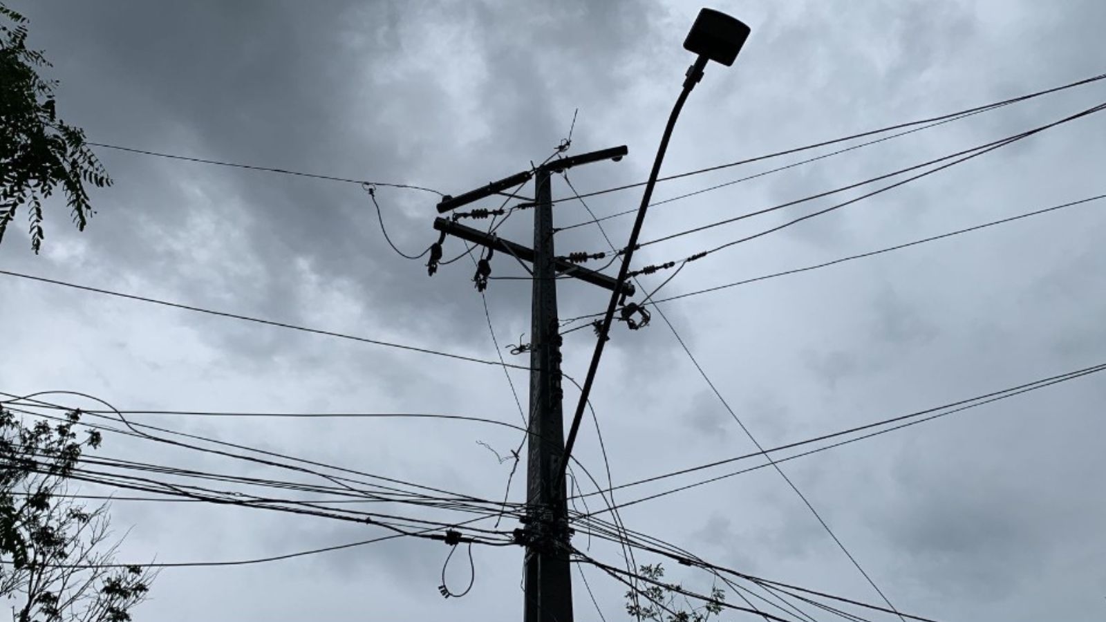 Temporais deixam mais de 400 mil imóveis sem energia no Paraná