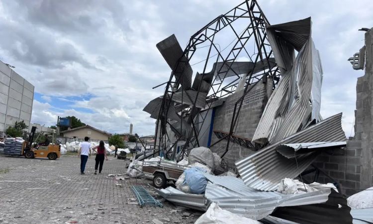 TORNADO NO PARANÁ: VENTOS DE 180 KM/H CAUSAM DESTRUIÇÃO E DEIXAM FERIDOS EM SÃO JOSÉ DOS PINHAIS
