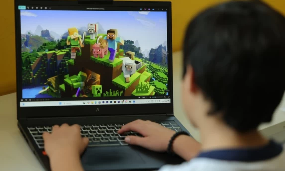Uso excessivo de telas e celulares dispara casos de 'olho seco' entre crianças e adolescentes