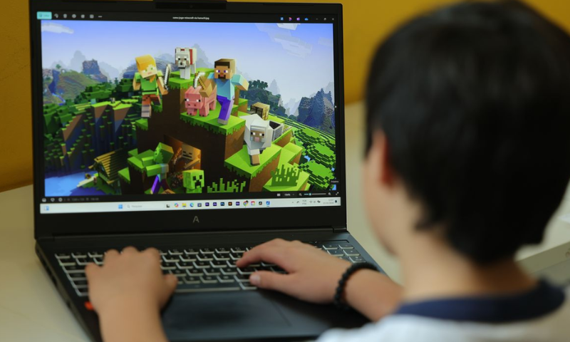 Uso excessivo de telas e celulares dispara casos de 'olho seco' entre crianças e adolescentes