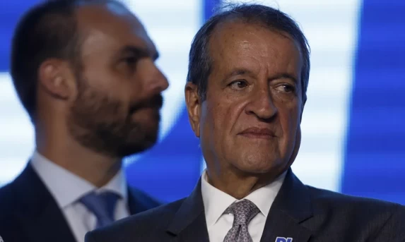 Valdemar alerta Eduardo Bolsonaro sobre candidatura sem aval do pai