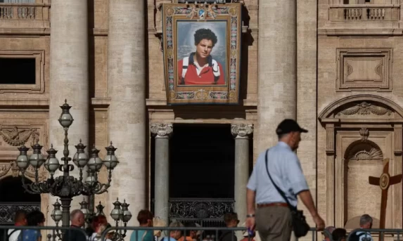 Vaticano exibe imagem de Carlo Acutis na Basílica de São Pedro